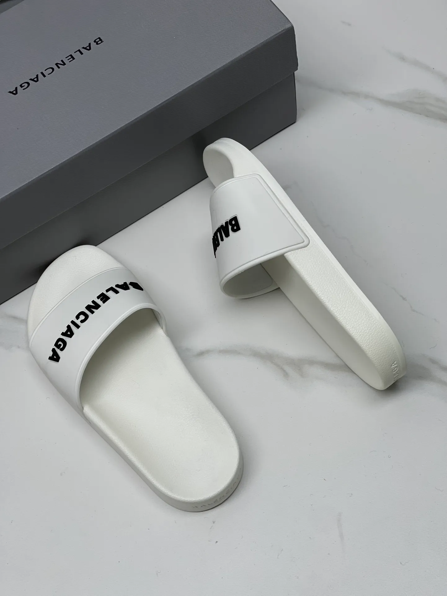 👟👟Ex-factory price 240👟👟 Women's Shoes Women's Clothing Balenciaga 2023 trendy slippers!  Balenciaga Political Campaign Latest Abrasive Development!  A favorite of European and American ladies, celebrities, and Internet celebrity girls. Exquisite uppers are hand-sewn and threaded. They are fluffy and soft, skin-friendly and soft, a must-have for summer. Fashionable but not overly ostentatious. Original natural rubber non-slip and wear-resistant sole. Size 35-40, 39-45 matching counter latest original packaging.